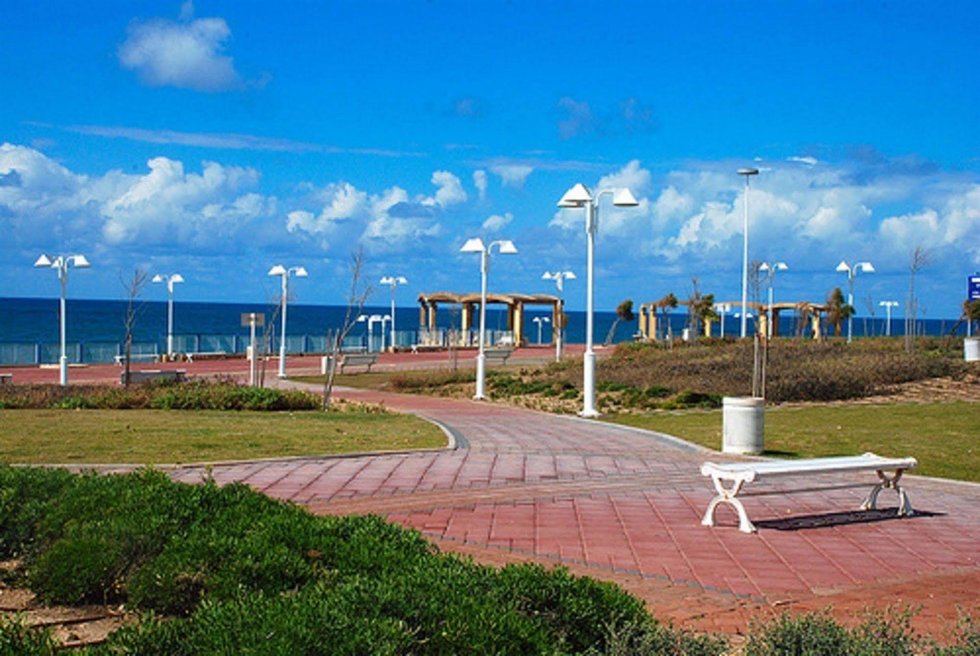 Ga'Aton Motel Naharia Buitenkant foto
